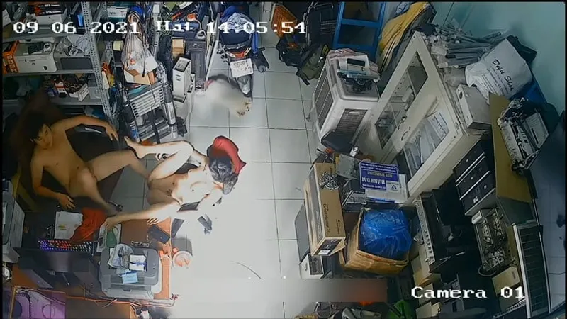 Vợ yêu chồng nắc nhau trong của hàng máy tính