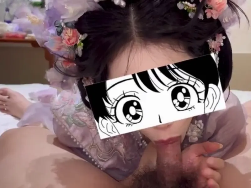 Gái xinh trong bộ đồ trân châu mút chuối cực đã