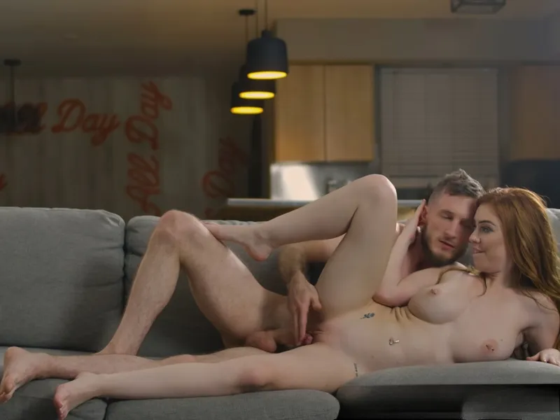 đang tăng ca mà bạn gái cứ dùng cô bé lôi kéo tôi doggy cùng em