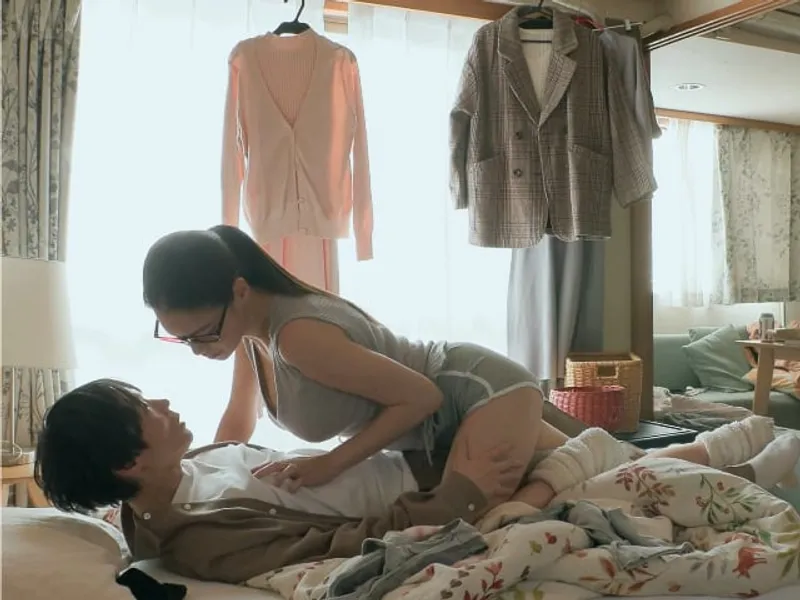 được chị nhà kề bên "an ủi" khi con ghệ đi ngoại tình